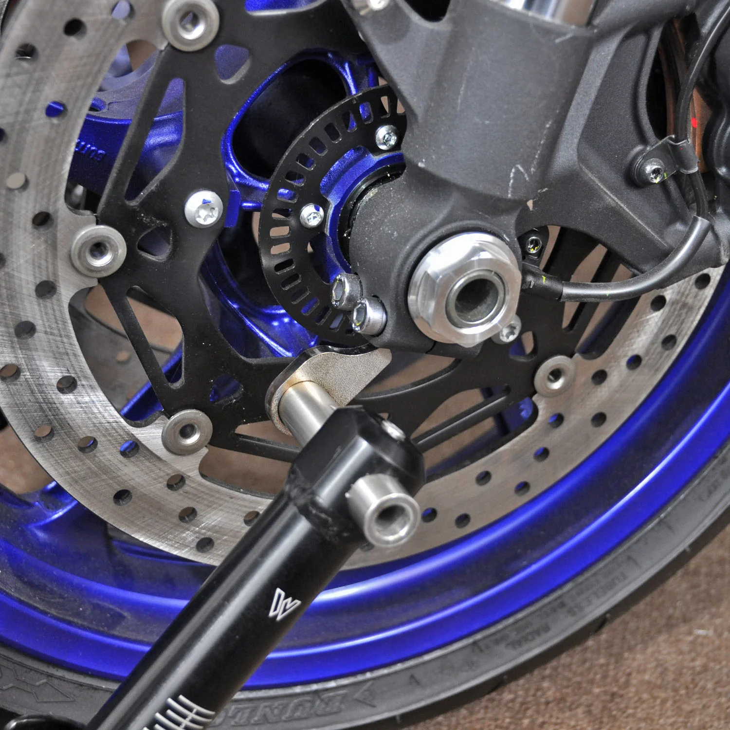 26-0305 - Under Fork Front Stand - Pin Lift Style - Image 2
