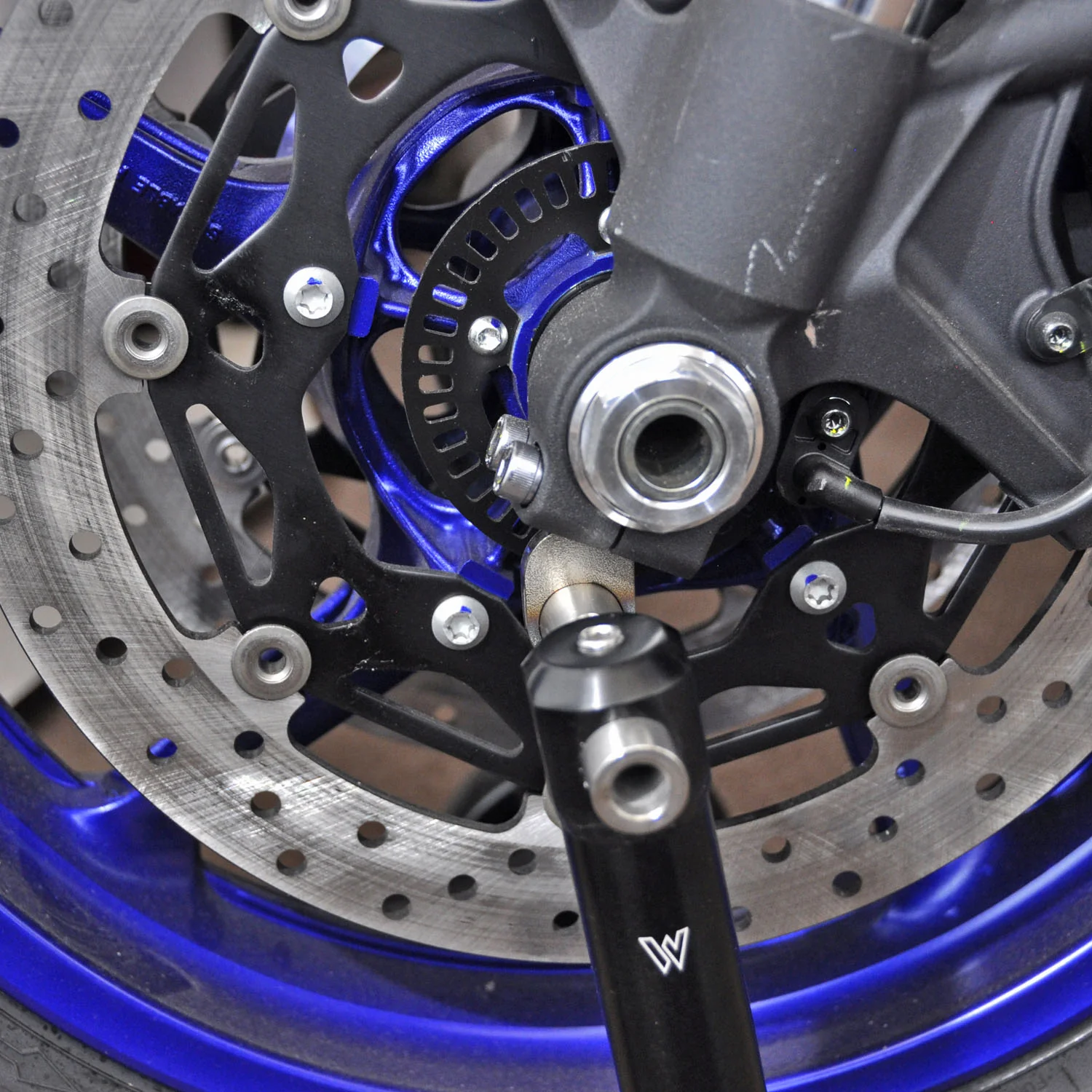 26-0305 - Under Fork Front Stand - Pin Lift Style - Image 3