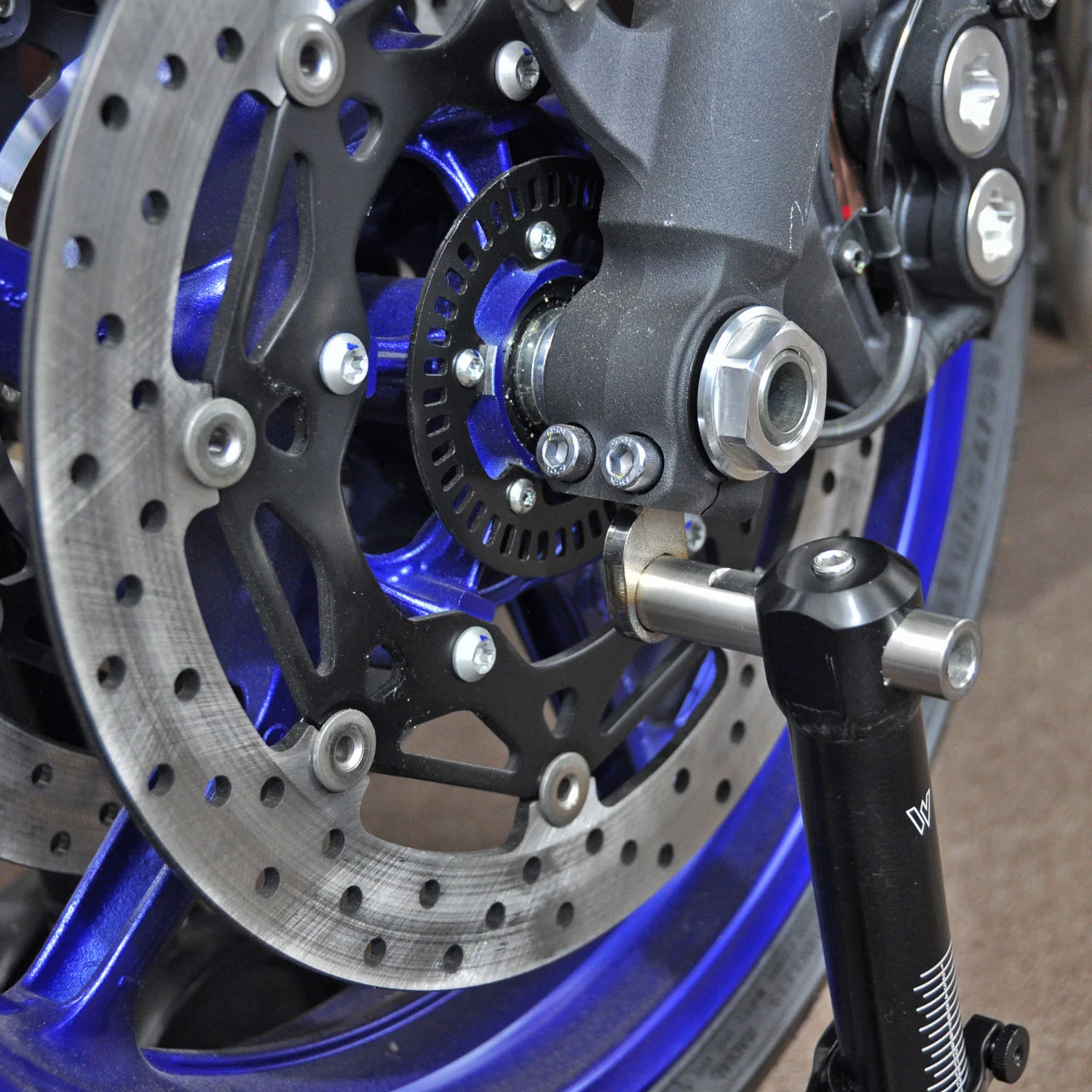 26-0305 - Under Fork Front Stand - Pin Lift Style - Image 4