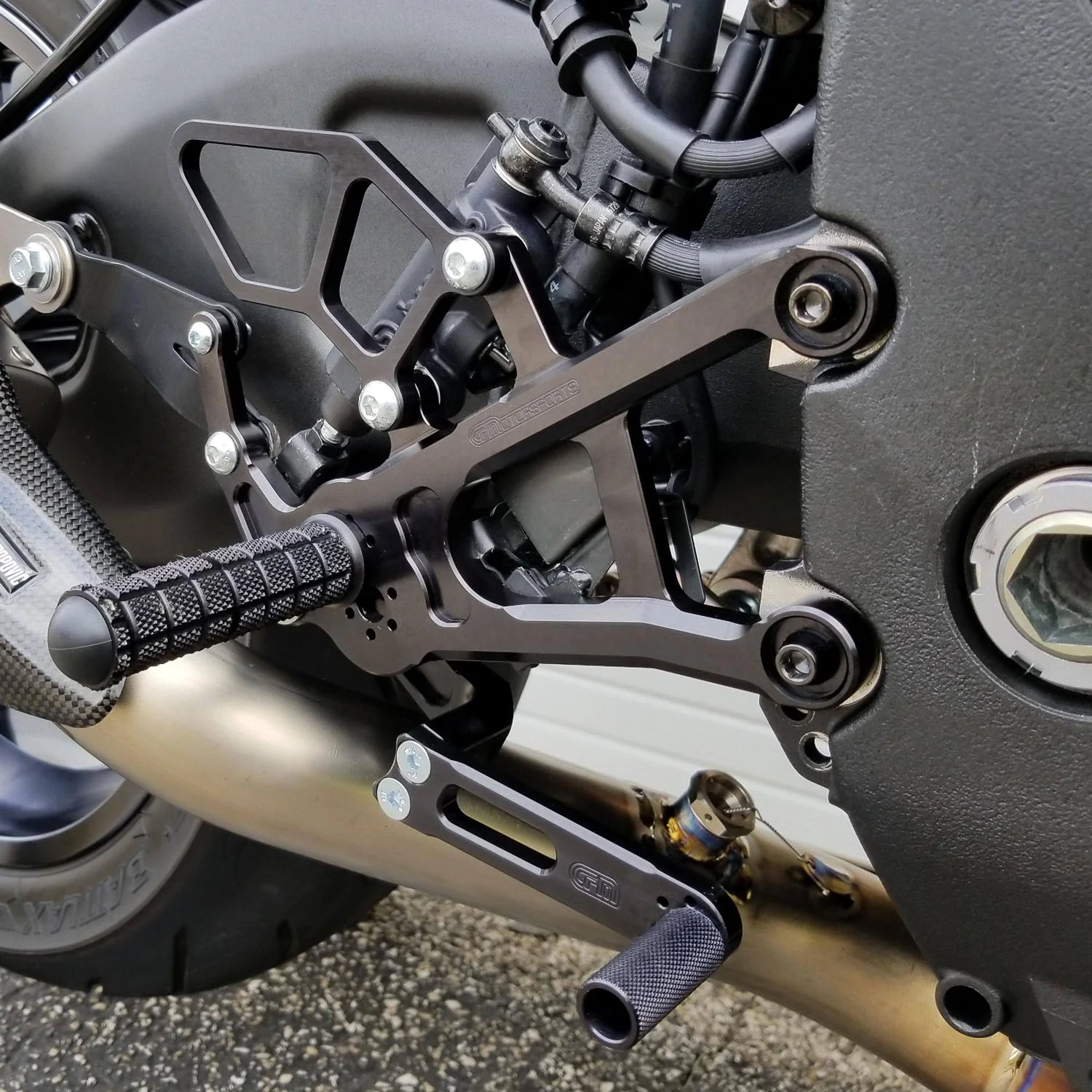 05-0416B Yamaha FZ10 / MT10  Complete Rearset - Image 2