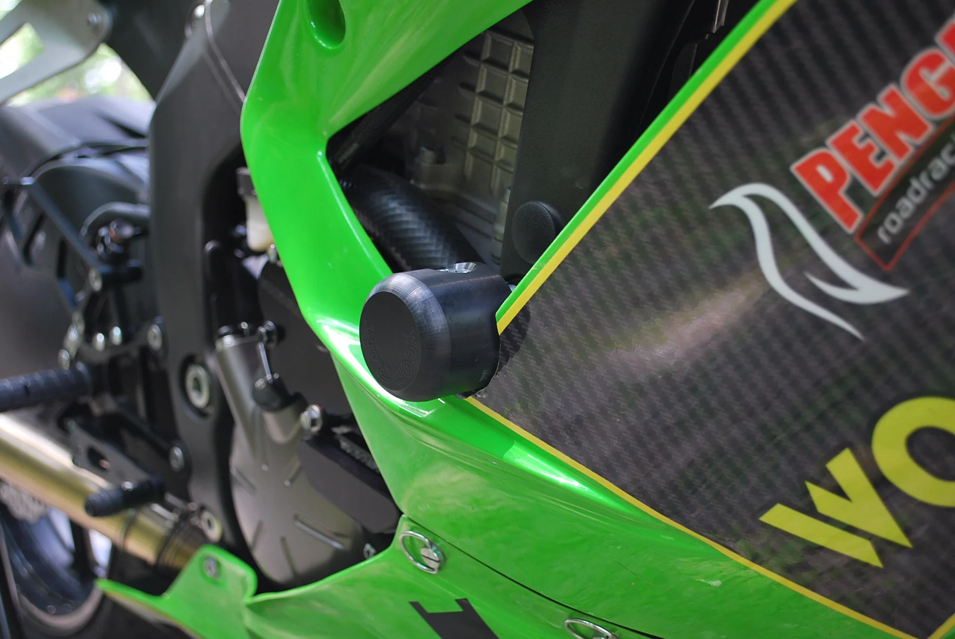 50-0150 2013-18 Kawasaki ZX636R Frame Slider Kit with pucks - Image 5